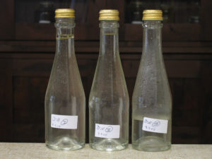 Flaschen mit Dillöl und Hydrolat